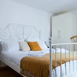 דירה Romantic Attic In Center