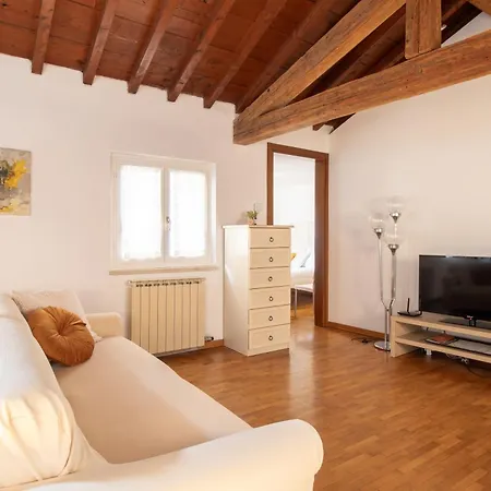 דירה Romantic Attic In Center