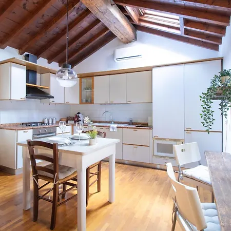 Romantic Attic In Center דירה ורונה