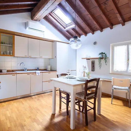 Romantic Attic In Center Verona